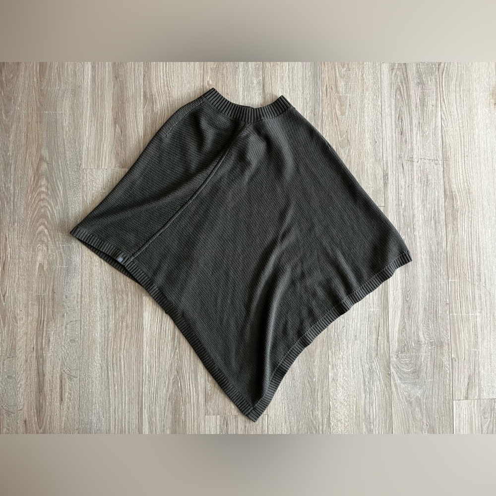 Lululemon Women’s On The Go Poncho Grey Sage -
One Size - Picture 9 of 10